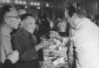 鄧小平舉杯向狄托致意