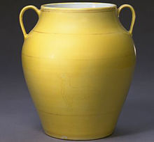 明弘治黃釉描金雙耳罐，陶瓷館陳列