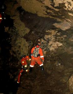 探險隊員在撮箕洞中