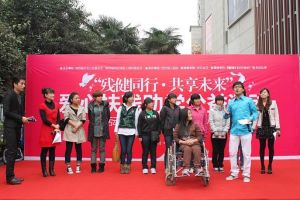 貧困女大學生上台演講