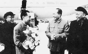 （圖）周恩來從蘇聯回國後在機場受到毛澤東和劉少奇的歡迎
