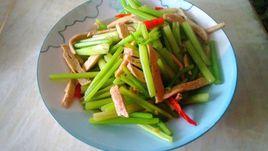 魚餅炒芹菜 魚餅炒芹菜