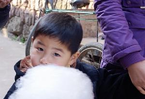 逛廟會回來的孩子