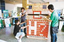 大學生用煙盒拼制的人體煙盒模型