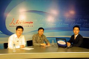 張大慶（中）接受採訪