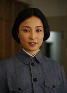 江青 | 演員 趙飛江青是毛澤東的妻子，生性傲慢的她在革命事業即將勝利之際，不免有些盛氣凌人，無論是對身邊的生活保姆宋小桂、負責她和女兒李訥安全工作的金泱，還是對毛澤東身邊的人員，江青都是一副“老闆娘”的氣勢，以至於身邊的工作人員都受不了她的頤指氣勢。