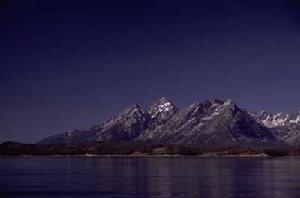 蛇河分支倒映出的傑克遜洞和蒂頓山脈