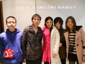 張含韻中文網網友與張含韻的合影