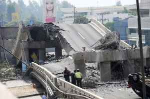 2月27日，智利首都聖地亞哥，一座大橋在地震中崩塌。