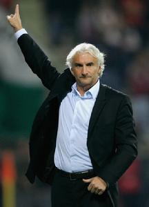 網易體育訊息：勒沃庫森在主場2-1擊敗科隆，其中比賽中雙方球員在比賽末段發生了衝突，雙方各有一名球員被罰出場。