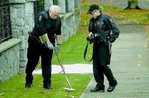溫哥華警方在現場蒐集“大圈幫”的犯罪線索
