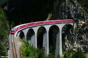 駛上蘭德瓦薩大橋的列車。