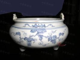 景德鎮窯青花松鼠葡萄紋繩耳三足爐 景德鎮窯青花松鼠葡萄紋繩耳三足爐