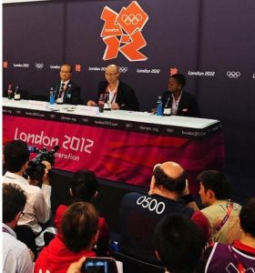 2012年8月1日，2012年倫敦奧運，國際羽聯就隊員“消極比賽”事件召開發布會。