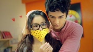 姐姐立正向前走