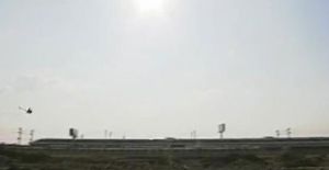 高鐵車尾將直升飛機甩在身後信息來源：中國鐵路行業第一網站 - 中國鐵道網原文地址：http://news.railcn.net/201010/169919.html