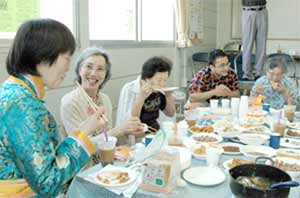 （圖）留學生們帶著自己親手做的餃子等風味食品看望他們