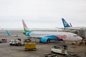 萬那杜航空的波音737-800在奧克蘭國際機場