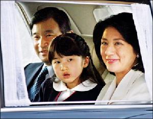 愛子5歲生日時，父母帶她進皇宮拜見天皇夫婦