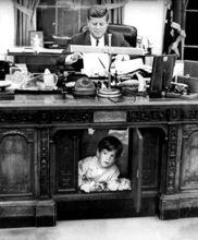 小甘迺迪在白宮桌下玩耍