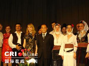 塞爾維亞語演出後，中國駐塞爾維亞大使李國邦與演員合影