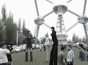遊客在原子塔前玩耍