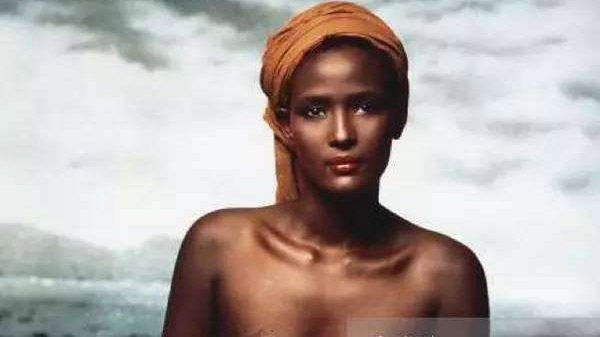 她出生在索馬里 童年時先後被強姦、遭閹割、嫁60老漢 最後卻驚艷全世界 她出生在索馬里 童年時先後被強姦、遭閹割、嫁60老漢 最後卻驚艷全世界