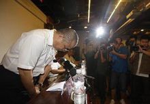 河南航空公司高管對空難事件鞠躬道歉