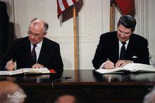 里根與戈巴契夫簽署《中導條約》