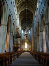 教堂內部的豎線條