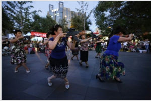 2014年6月29日，北京東直門來福斯廣場，一群中老年廣場舞愛好者表演“持槍”廣場舞。