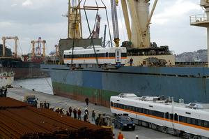 TEMU1000型電動力車組於基隆港下船