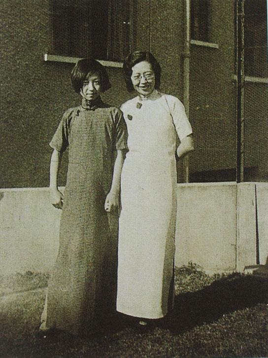 中學時期的愛玲和姑姑