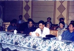 黃現璠教授誕辰百年紀念座談會上正在發言的覃彩鑾研究員（右二，現任廣西民研所所長）