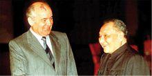 戈巴契夫與鄧小平親切握手