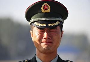 2009年10月05日，北京，一名二炮軍官為先行的戰友送行，淚流滿面。