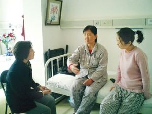 唐寧（左）在北京小湯山採訪染上非典的醫護人員