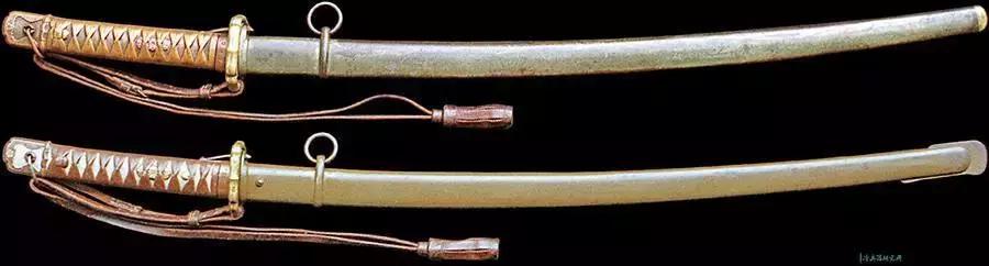 兩把九五式軍刀，上面一把為最初期生產型，下面則是戰前廣泛裝備部隊的樣式，可以看出刀柄和刀鞘的區別