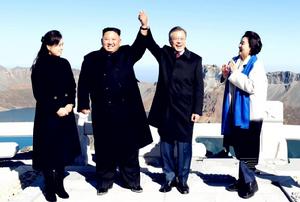 金正恩文在寅白頭山天池前合影