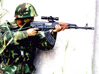 特種兵在使用56式步槍