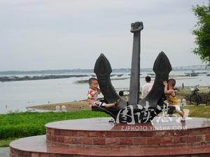 小孩在金錨標誌上嬉戲。