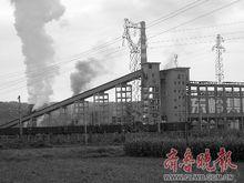 東嶺冶煉焦化廠的煙囪冒出滾滾黃煙