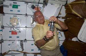 2009年3月，太空人約翰－菲利普斯在“發現號”太空梭上進行沙門氏菌疫苗實驗