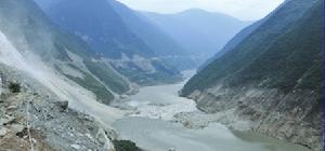 漢源山體垮塌阻斷大渡河