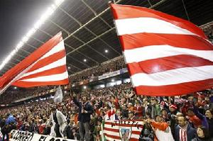 畢爾巴鄂競技主場揮舞的巴斯克區旗