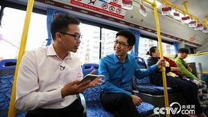 外景記者吳鵬在公車上體驗智行公交手機軟體帶來的便利