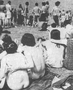 “要作愛,不作戰”的反戰革命口號響徹整個會場。許多情侶們赤身裸體,甚至當眾作愛以回到亞當夏娃的時代,用這種返樸歸真的方式表示對美國政府戰爭政策的唾棄和憤怒