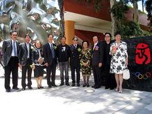 圖右起第1位，穿白地花裙的女士是周梁淑怡