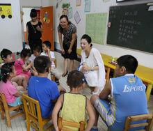 姜亦珊看望聽障兒童