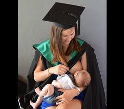 學士服哺乳照 學士服哺乳照